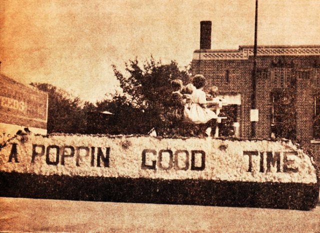 Popcorn Festival Float - Hamburg, Iowa - 1962 - Popcorn Days - Vogel Popcorn