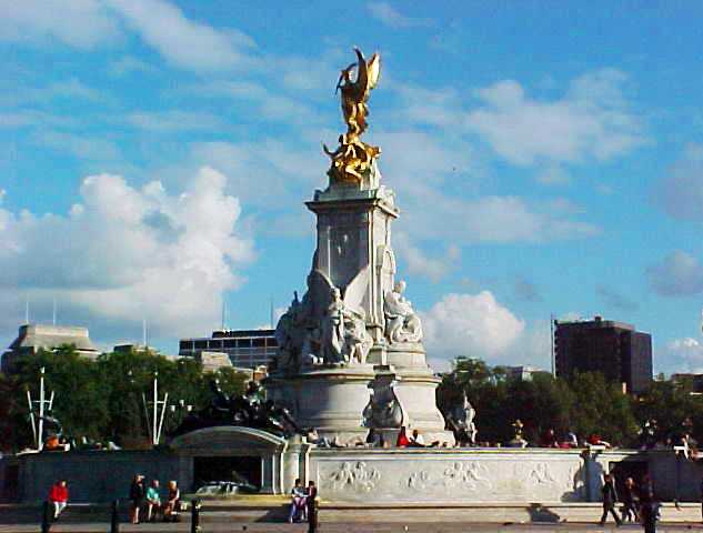 Buckingham Palace Fountain - Prince William - Kate Middleton - Royal Baby - American Ancestors of Royal Family - Genealogy