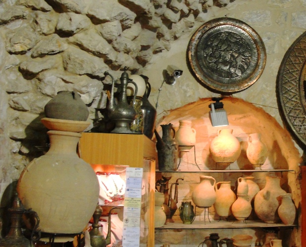 Antiquities shop in Jerusalem - Antiquities - Pottery - Containers - Jerusalem Shop