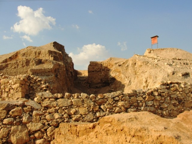 Wall of Jericho, Kathleen Kenyon, South trench, Tel es-Sultan