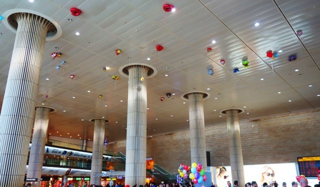 Tel Aviv Airport, Arrivals Hall, Balloons on Ceiling