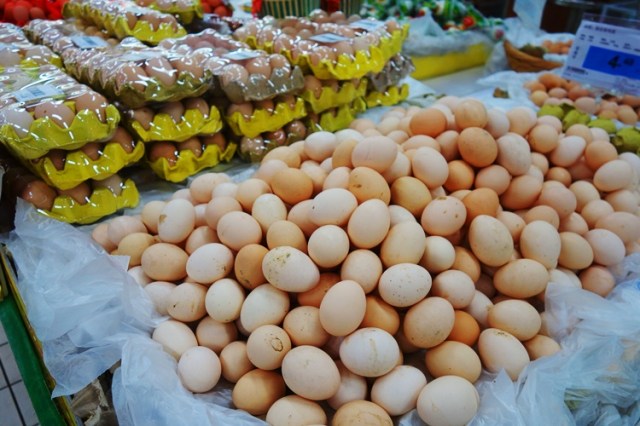 Selecting Eggs, Chinese Grocery, Cartonless Eggs