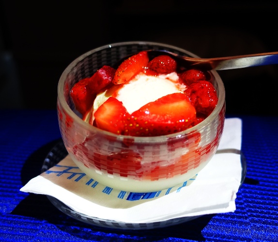 ice cream, Strawberries, United Airlines, Dessert