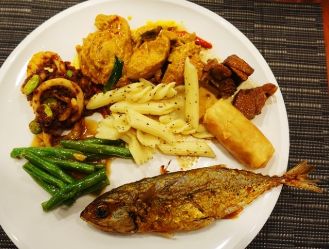 Singapore Buffet, Singapore Lunch, Fried Fish, buffet food