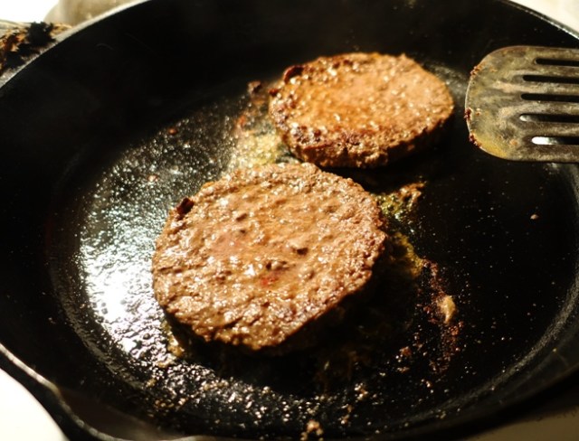 Hamburgers, Prepared burger patties, iron skillet