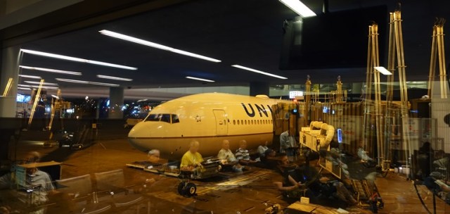 777-300, United Airlines, Boeing 777, Newark Airport, Reflection picture