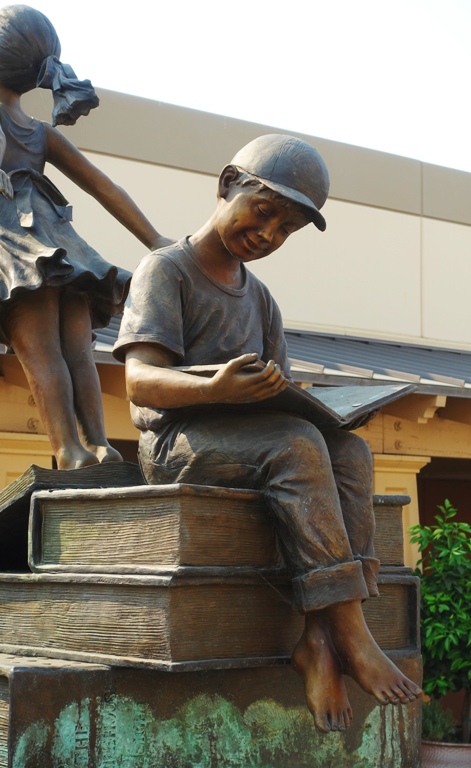 Livermore Outlets, Reading Sculpture, Little Boy Reading