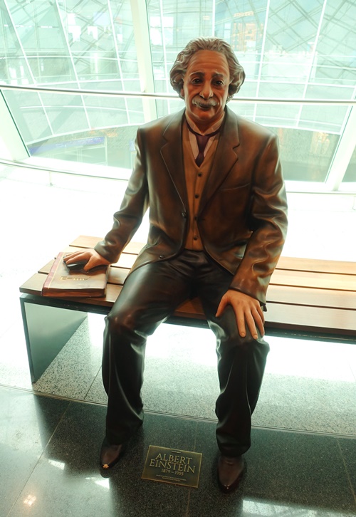 Albert Einstein, Frankfurt Airport, Sculpture