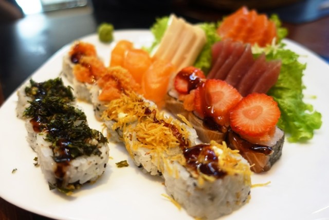 sushi, brazil, strawberry sushi, sashimi