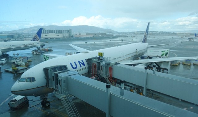 SFO, San Francisco Airport, United 777, Full plane